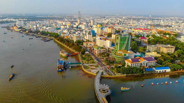 Gökyüzü manzaralı aşk köprüsü ya da Can Tho City şehir merkezindeki Ninh Kieu rıhtımında geliştirilmiş binalar, ulaşım, enerji altyapısı. Vietnam 'da Mekong Deltası' ndaki Tho şehri.