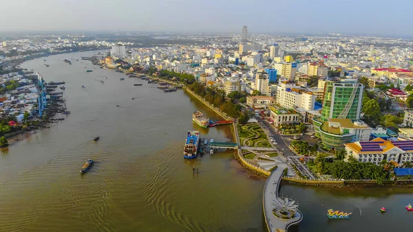 Gökyüzü manzaralı aşk köprüsü ya da Can Tho City şehir merkezindeki Ninh Kieu rıhtımında geliştirilmiş binalar, ulaşım, enerji altyapısı. Vietnam 'da Mekong Deltası' ndaki Tho şehri.