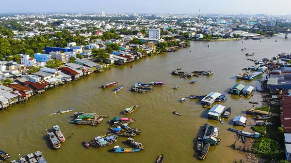 Cai Rang yüzen pazarının havadan görüntüsü, Can Tho, Vietnam. Cai Rang, Vietnam 'ın mekong deltasında ünlü bir pazardır. Turistler, insanlar yiyecek, sebze, teknede meyve, nehir pazarında gemi alıp satıyor..