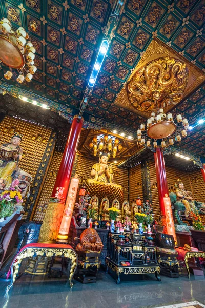 Ho Chi Minh, Vietnam - 26 Aralık 2020: Thousand Buddha Temple veya Chua Van Phat pagoda in District 5, Ho Chi Minh City, Vietnam