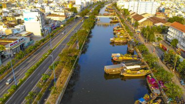 Ben Binh Dong 'un (Binh Dong Limanı) Vietnam' da (Tet Festical in Vietnam) nehir boyunca uzanan çiçek teknelerinin havadan görünüşü. Tatil ve manzara konsepti