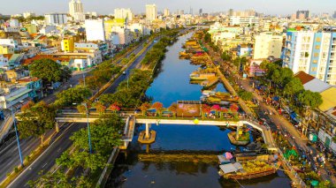 Ben Binh Dong 'un (Binh Dong Limanı) Vietnam' da (Tet Festical in Vietnam) nehir boyunca uzanan çiçek teknelerinin havadan görünüşü. Tatil ve manzara konsepti