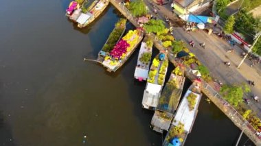 Ben Binh Dong 'un (Binh Dong Limanı) Vietnam' da (Tet Festical in Vietnam) nehir boyunca uzanan çiçek teknelerinin havadan görünüşü. Tatil ve manzara konsepti