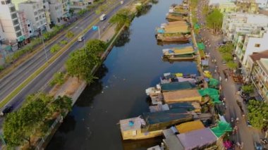Ben Binh Dong 'un (Binh Dong Limanı) Vietnam' da (Tet Festical in Vietnam) nehir boyunca uzanan çiçek teknelerinin havadan görünüşü. Tatil ve manzara konsepti