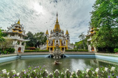 Ho Chi Minh City 'deki Buu Long Pagoda manzarası. Vietnam 'da Ho Chi Minh şehrinde saklanmış güzel bir Budist tapınağı. Hindistan, Myanmar, Tayland, Laos ve Viet Nam 'ın karışık mimarisi.