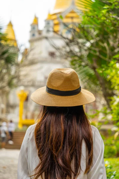 Ευτυχισμένη Ασιάτισσα Που Περπατά Έξω Στο Buu Long Pagoda Στο — Φωτογραφία Αρχείου