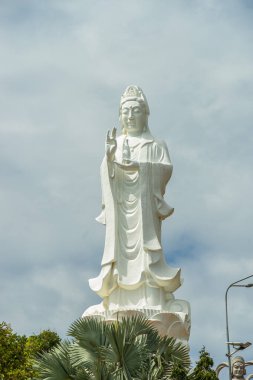 Ho Quoc pagoda dağındaki Guanyin Bodhisattva 'nın büyük heykeli (Vietnamca adı Truc Lam Thien Vien) ile birlikte, Phu Quoc Adası, Vietnam