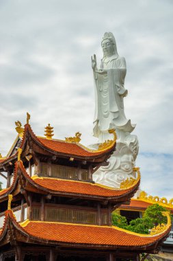 Ho Quoc pagoda dağındaki Guanyin Bodhisattva 'nın büyük heykeli (Vietnamca adı Truc Lam Thien Vien) ile birlikte, Phu Quoc Adası, Vietnam