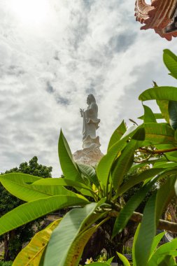 Ho Quoc pagoda dağındaki Guanyin Bodhisattva 'nın büyük heykeli (Vietnamca adı Truc Lam Thien Vien) ile birlikte, Phu Quoc Adası, Vietnam