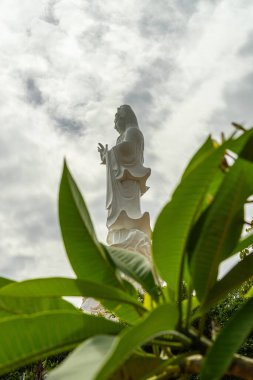 Ho Quoc pagoda dağındaki Guanyin Bodhisattva 'nın büyük heykeli (Vietnamca adı Truc Lam Thien Vien) ile birlikte, Phu Quoc Adası, Vietnam