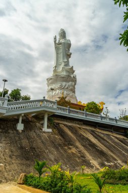 Ho Quoc pagoda dağındaki Guanyin Bodhisattva 'nın büyük heykeli (Vietnamca adı Truc Lam Thien Vien) ile birlikte, Phu Quoc Adası, Vietnam