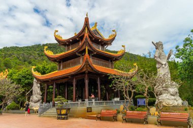 Phu Quoc Adası, Vietnam - 10 Ocak 2021: Ho Quoc pagoda 'nın (Vietnamca adı Truc Lam Thien Vien) geniş açılı görünümü, dağdaki büyük guanyin bodhisattva heykeli, Phu Quoc Adası, Vietnam
