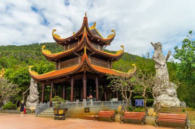 Phu Quoc Adası, Vietnam - 10 Ocak 2021: Ho Quoc pagoda 'nın (Vietnamca adı Truc Lam Thien Vien) geniş açılı görünümü, dağdaki büyük guanyin bodhisattva heykeli, Phu Quoc Adası, Vietnam