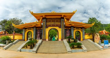 Phu Quoc Adası, Vietnam - 10 Ocak 2021: Ho Quoc pagoda 'nın (Vietnamca adı Truc Lam Thien Vien) geniş açılı görünümü, dağdaki büyük guanyin bodhisattva heykeli, Phu Quoc Adası, Vietnam