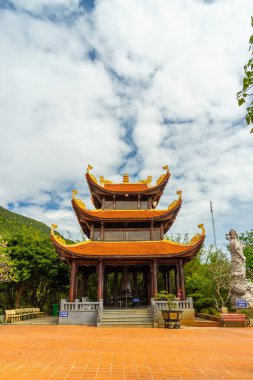 Phu Quoc Adası, Vietnam - 10 Ocak 2021: Ho Quoc pagoda 'nın (Vietnamca adı Truc Lam Thien Vien) geniş açılı görünümü, dağdaki büyük guanyin bodhisattva heykeli, Phu Quoc Adası, Vietnam