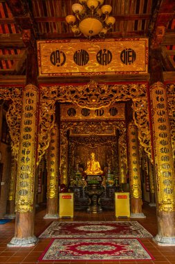 Phu Quoc Adası, Vietnam - 10 Ocak 2021: Ho Quoc pagoda 'nın (Vietnamca adı Truc Lam Thien Vien) geniş açılı görünümü, dağdaki büyük guanyin bodhisattva heykeli, Phu Quoc Adası, Vietnam