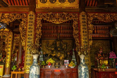 Phu Quoc Adası, Vietnam - 10 Ocak 2021: Ho Quoc pagoda 'nın (Vietnamca adı Truc Lam Thien Vien) geniş açılı görünümü, dağdaki büyük guanyin bodhisattva heykeli, Phu Quoc Adası, Vietnam