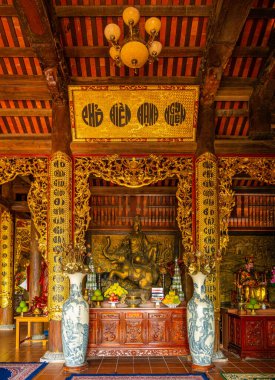 Phu Quoc Adası, Vietnam - 10 Ocak 2021: Ho Quoc pagoda 'nın (Vietnamca adı Truc Lam Thien Vien) geniş açılı görünümü, dağdaki büyük guanyin bodhisattva heykeli, Phu Quoc Adası, Vietnam