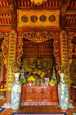 Phu Quoc Adası, Vietnam - 10 Ocak 2021: Ho Quoc pagoda 'nın (Vietnamca adı Truc Lam Thien Vien) geniş açılı görünümü, dağdaki büyük guanyin bodhisattva heykeli, Phu Quoc Adası, Vietnam