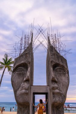 Phu Quoc Adası, Vietnam - 10 Ocak 2021: Phu Quoc plajında günbatımı güzel manzaralı. Sanato sahilinde güzel bir günde turistler, güneşlikler ve şemsiyeler..