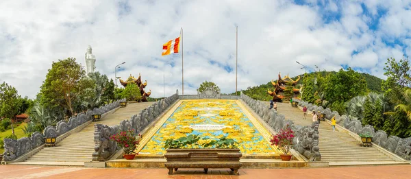 フーコック島 ベトナム 1月2021 マウント上の観音菩薩の大きな像とホーコック塔 ベトナム語名はTruc Lam Thien Vien の広い角度ビュー フーコック島 — ストック写真