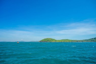 Phu Quoc, Vietnam, Asya 'daki Hon Thom adası - renkli evler, mavi dalgalar ve mavi gökyüzü ile tropikal manzara, balıkçı tekneleri ve çok uzaktaki en uzun teleferik. Seyahat kavramı.