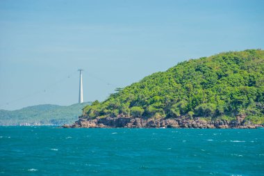 Phu Quoc, Vietnam, Asya 'daki Hon Thom adası - renkli evler, mavi dalgalar ve mavi gökyüzü ile tropikal manzara, balıkçı tekneleri ve çok uzaktaki en uzun teleferik. Seyahat kavramı.