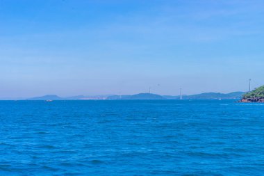 Phu Quoc, Vietnam, Asya 'daki Hon Thom adası - renkli evler, mavi dalgalar ve mavi gökyüzü ile tropikal manzara, balıkçı tekneleri ve çok uzaktaki en uzun teleferik. Seyahat kavramı.