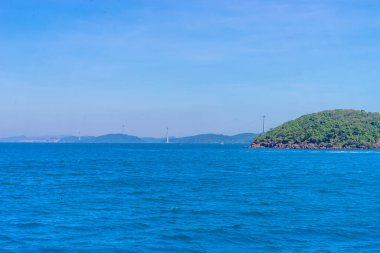 Phu Quoc, Vietnam, Asya 'daki Hon Thom adası - renkli evler, mavi dalgalar ve mavi gökyüzü ile tropikal manzara, balıkçı tekneleri ve çok uzaktaki en uzun teleferik. Seyahat kavramı.