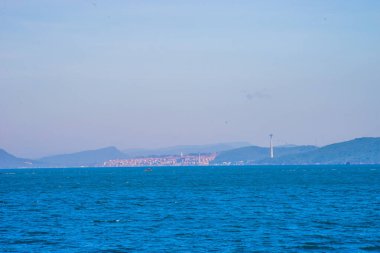 Phu Quoc, Vietnam, Asya 'daki Hon Thom adası - renkli evler, mavi dalgalar ve mavi gökyüzü ile tropikal manzara, balıkçı tekneleri ve çok uzaktaki en uzun teleferik. Seyahat kavramı.