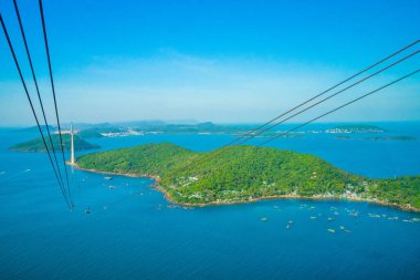 Güney Vietnam 'daki Phu Quoc Adası' nda ve aşağıda bulunan en uzun teleferik popüler Hon Thom adasındaki Duong Dong kasabasının limanında sıralanmış geleneksel balıkçı tekneleridir. Seyahat kavramı.