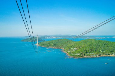 Güney Vietnam 'daki Phu Quoc Adası' nda ve aşağıda bulunan en uzun teleferik popüler Hon Thom adasındaki Duong Dong kasabasının limanında sıralanmış geleneksel balıkçı tekneleridir. Seyahat kavramı.