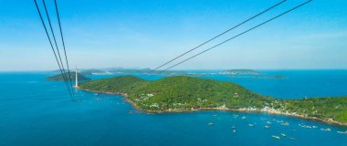 Güney Vietnam 'daki Phu Quoc Adası' nda ve aşağıda bulunan en uzun teleferik popüler Hon Thom adasındaki Duong Dong kasabasının limanında sıralanmış geleneksel balıkçı tekneleridir. Seyahat kavramı.