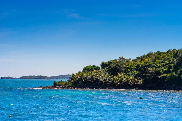 Phu Quoc, Vietnam, Asya 'daki Hon Thom adası - renkli evler, mavi dalgalar ve mavi gökyüzü ile tropikal manzara, balıkçı tekneleri ve çok uzaktaki en uzun teleferik. Seyahat kavramı.