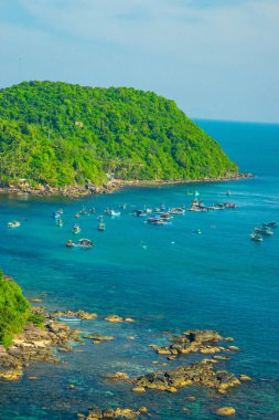 Geleneksel balıkçı teknelerinin hava manzarası, Vietnam, Vietnam 'daki popüler Phu Quoc adasındaki Duong Dong kasabasının An Thoi limanında. Seyahat kavramı.
