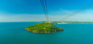 Güney Vietnam 'daki Phu Quoc Adası' nda ve aşağıda bulunan en uzun teleferik popüler Hon Thom adasındaki Duong Dong kasabasının limanında sıralanmış geleneksel balıkçı tekneleridir. Seyahat kavramı.