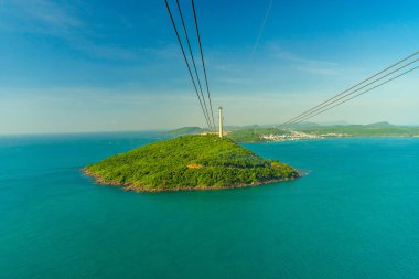 Güney Vietnam 'daki Phu Quoc Adası' nda ve aşağıda bulunan en uzun teleferik popüler Hon Thom adasındaki Duong Dong kasabasının limanında sıralanmış geleneksel balıkçı tekneleridir. Seyahat kavramı.