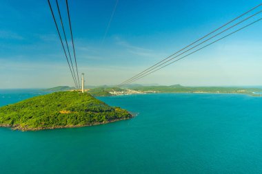 Güney Vietnam 'daki Phu Quoc Adası' nda ve aşağıda bulunan en uzun teleferik popüler Hon Thom adasındaki Duong Dong kasabasının limanında sıralanmış geleneksel balıkçı tekneleridir. Seyahat kavramı.