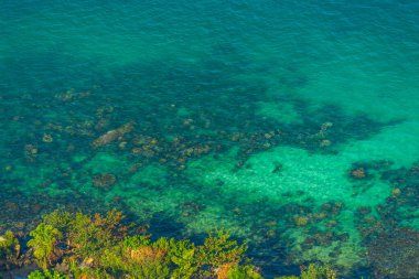 Deniz dalgaları ve Vietnam 'ın Kien Giang kentindeki Phu Quoc adasındaki Hon Thom adasındaki muhteşem kayalık sahil manzarası. Seyahat kavramı.