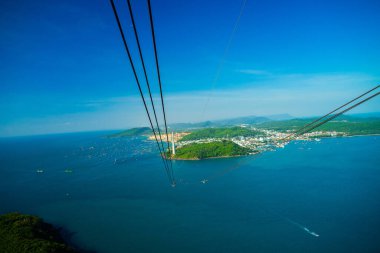 Güney Vietnam 'daki Phu Quoc Adası' nda ve aşağıda bulunan en uzun teleferik popüler Hon Thom adasındaki Duong Dong kasabasının limanında sıralanmış geleneksel balıkçı tekneleridir. Seyahat kavramı.