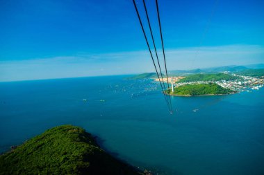 Güney Vietnam 'daki Phu Quoc Adası' nda ve aşağıda bulunan en uzun teleferik popüler Hon Thom adasındaki Duong Dong kasabasının limanında sıralanmış geleneksel balıkçı tekneleridir. Seyahat kavramı.