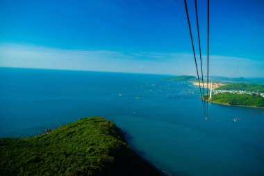 Güney Vietnam 'daki Phu Quoc Adası' nda ve aşağıda bulunan en uzun teleferik popüler Hon Thom adasındaki Duong Dong kasabasının limanında sıralanmış geleneksel balıkçı tekneleridir. Seyahat kavramı.