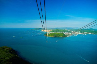Güney Vietnam 'daki Phu Quoc Adası' nda ve aşağıda bulunan en uzun teleferik popüler Hon Thom adasındaki Duong Dong kasabasının limanında sıralanmış geleneksel balıkçı tekneleridir. Seyahat kavramı.