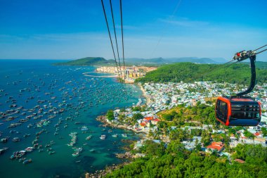 Güney Vietnam 'daki Phu Quoc Adası' nda ve aşağıda bulunan en uzun teleferik popüler Hon Thom adasındaki Duong Dong kasabasının limanında sıralanmış geleneksel balıkçı tekneleridir. Seyahat kavramı.