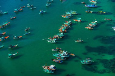Geleneksel balıkçı teknelerinin hava manzarası, Vietnam, Vietnam 'daki popüler Phu Quoc adasındaki Duong Dong kasabasının An Thoi limanında. Seyahat kavramı.