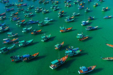 Geleneksel balıkçı teknelerinin hava manzarası, Vietnam, Vietnam 'daki popüler Phu Quoc adasındaki Duong Dong kasabasının An Thoi limanında. Seyahat kavramı.