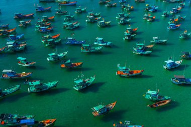 Geleneksel balıkçı teknelerinin hava manzarası, Vietnam, Vietnam 'daki popüler Phu Quoc adasındaki Duong Dong kasabasının An Thoi limanında. Seyahat kavramı.