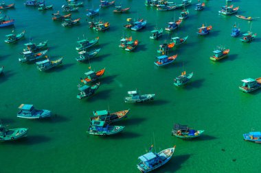 Geleneksel balıkçı teknelerinin hava manzarası, Vietnam, Vietnam 'daki popüler Phu Quoc adasındaki Duong Dong kasabasının An Thoi limanında. Seyahat kavramı.