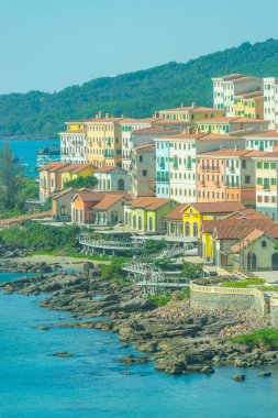 Phu Quoc şehrinin güzel evleri, binaları ve sahil şeridi manzarası. Phu Quoc adasındaki tropik köy, Vietnam, Asya.