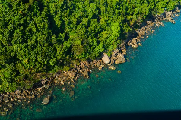 Αεροφωτογραφία Των Θαλάσσιων Κυμάτων Και Φανταστική Βραχώδη Ακτή Στο Νησί — Φωτογραφία Αρχείου